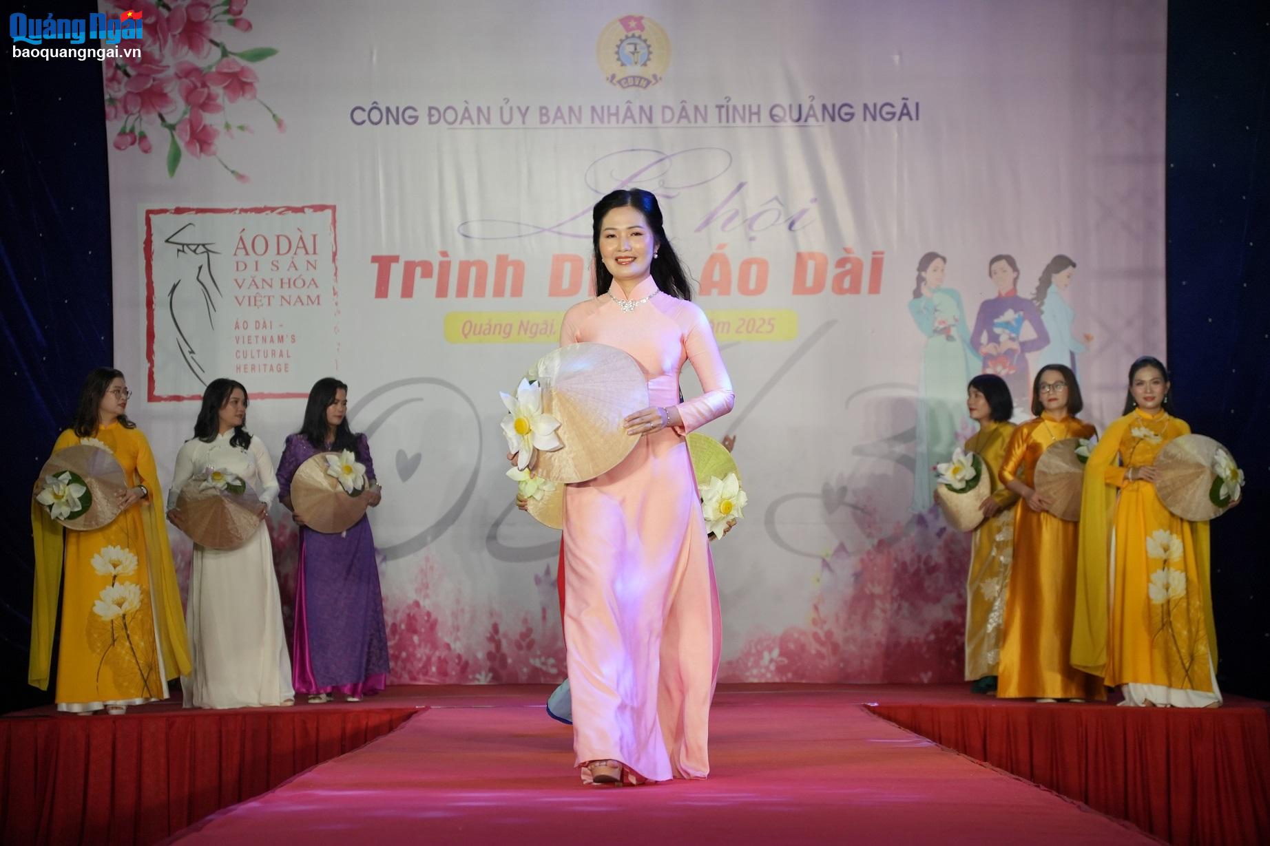 Rực rỡ sắc màu áo dài của nữ đoàn viên công đoàn