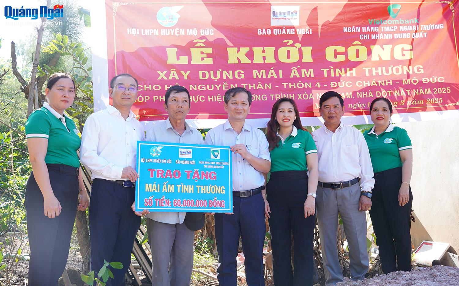 Khởi công và trao tiền hỗ trợ xây nhà cho hộ nghèo