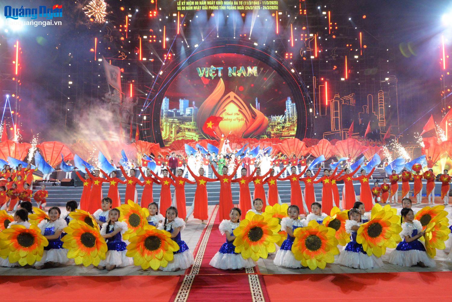 [Photos]. Đặc sắc chương trình nghệ thuật “Quảng Ngãi - Đất mẹ Anh hùng”