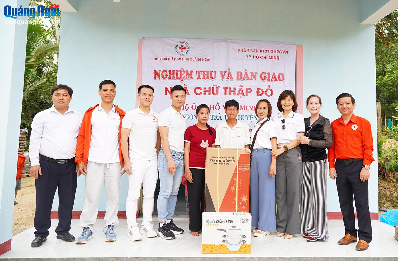 Bàn giao nhà chữ thập đỏ ở xã Trà Tân