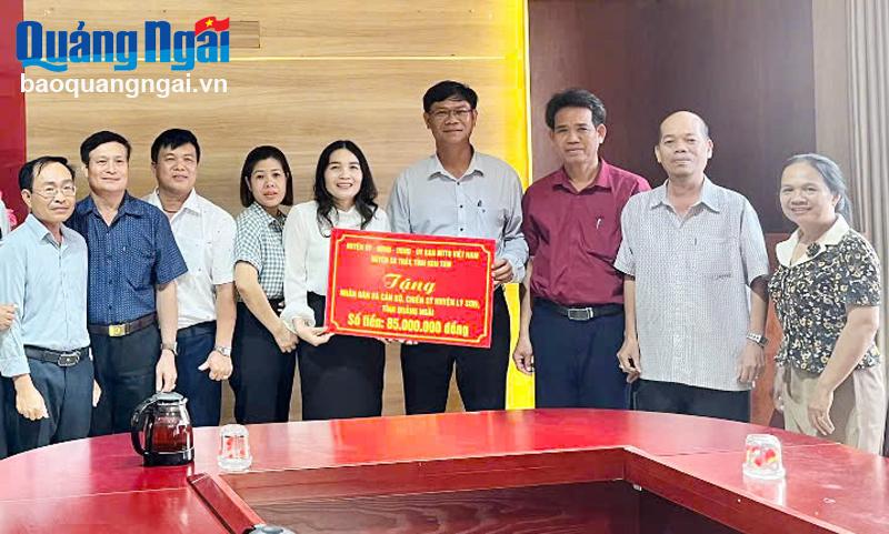 Huyện Sa Thầy (Kon Tum): Tặng quà ‘Chương trình vì biển đảo quê hương’ tại Lý Sơn