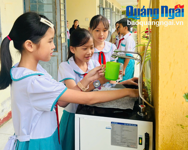 Hòa Phát trao tặng 67 máy lọc nước, lan tỏa “Hành trình của nước” tại Quảng Ngãi