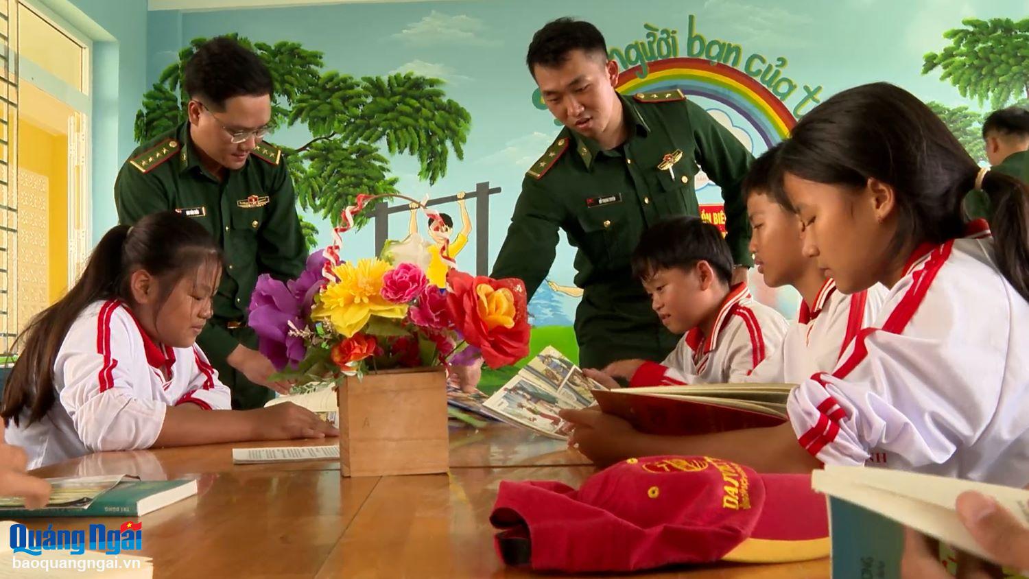 Tặng hơn 200 đầu sách cho học sinh Lý Sơn