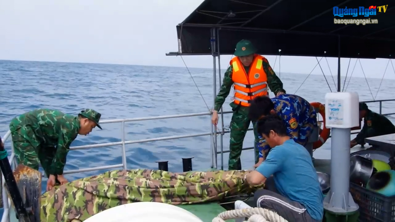 Tàu tuần tra biên phòng vớt thi thể nạn nhân trôi dạt trên biển