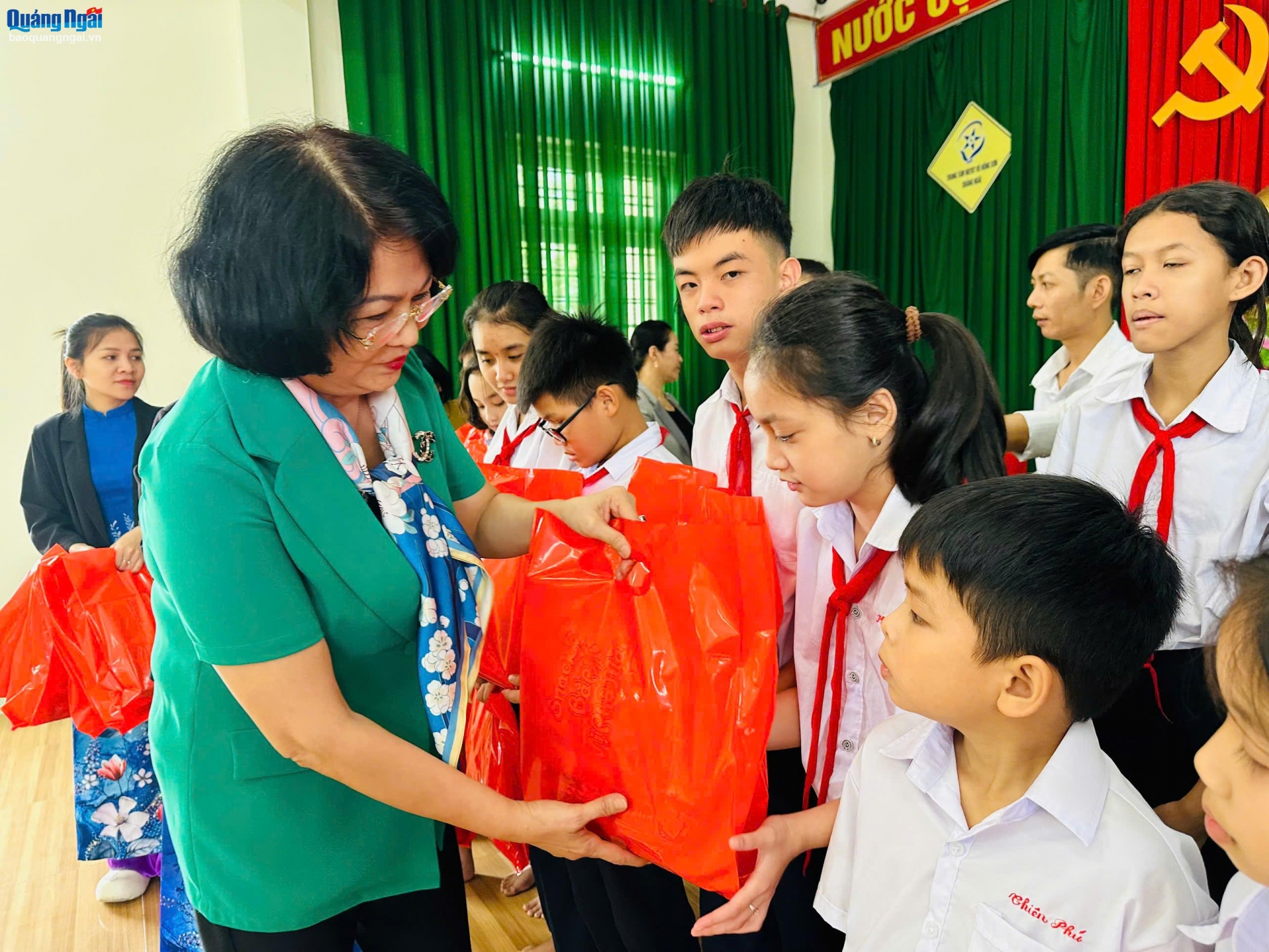 Nguyên Phó Chủ tịch nước Đặng Thị Ngọc Thịnh tặng quà cho trẻ em khuyết tật
