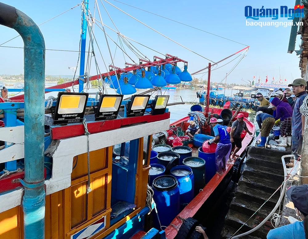 Tiếp sức ngư dân bám biển