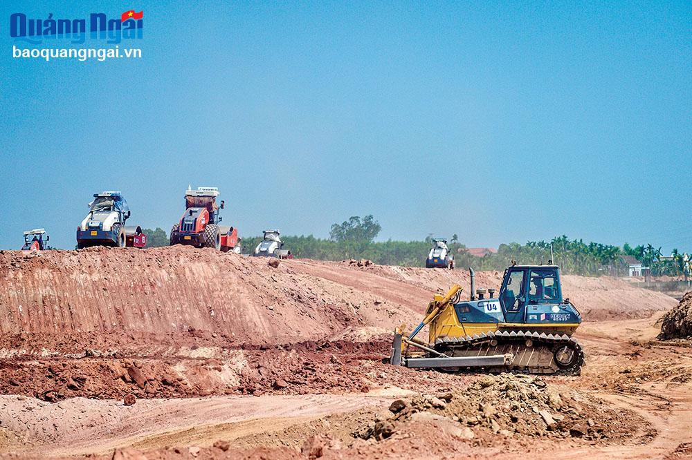 Đẩy nhanh tiến độ thi công cao tốc Quảng Ngãi - Hoài Nhơn