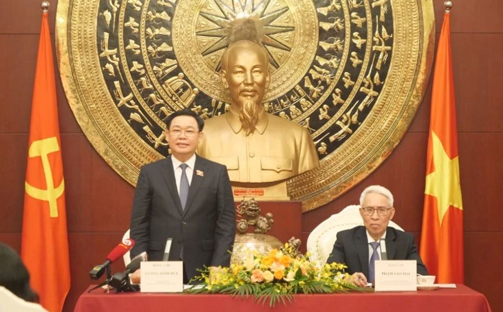 Chủ tịch Quốc hội Vương Đình Huệ gặp mặt cộng đồng người Việt Nam tại Trung Quốc