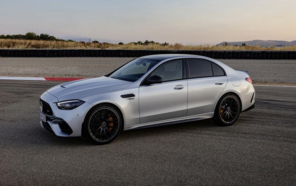 Mercedes-AMG C 63 S E Performance giá từ 4,9 tỉ, mạnh ngang siêu xe
