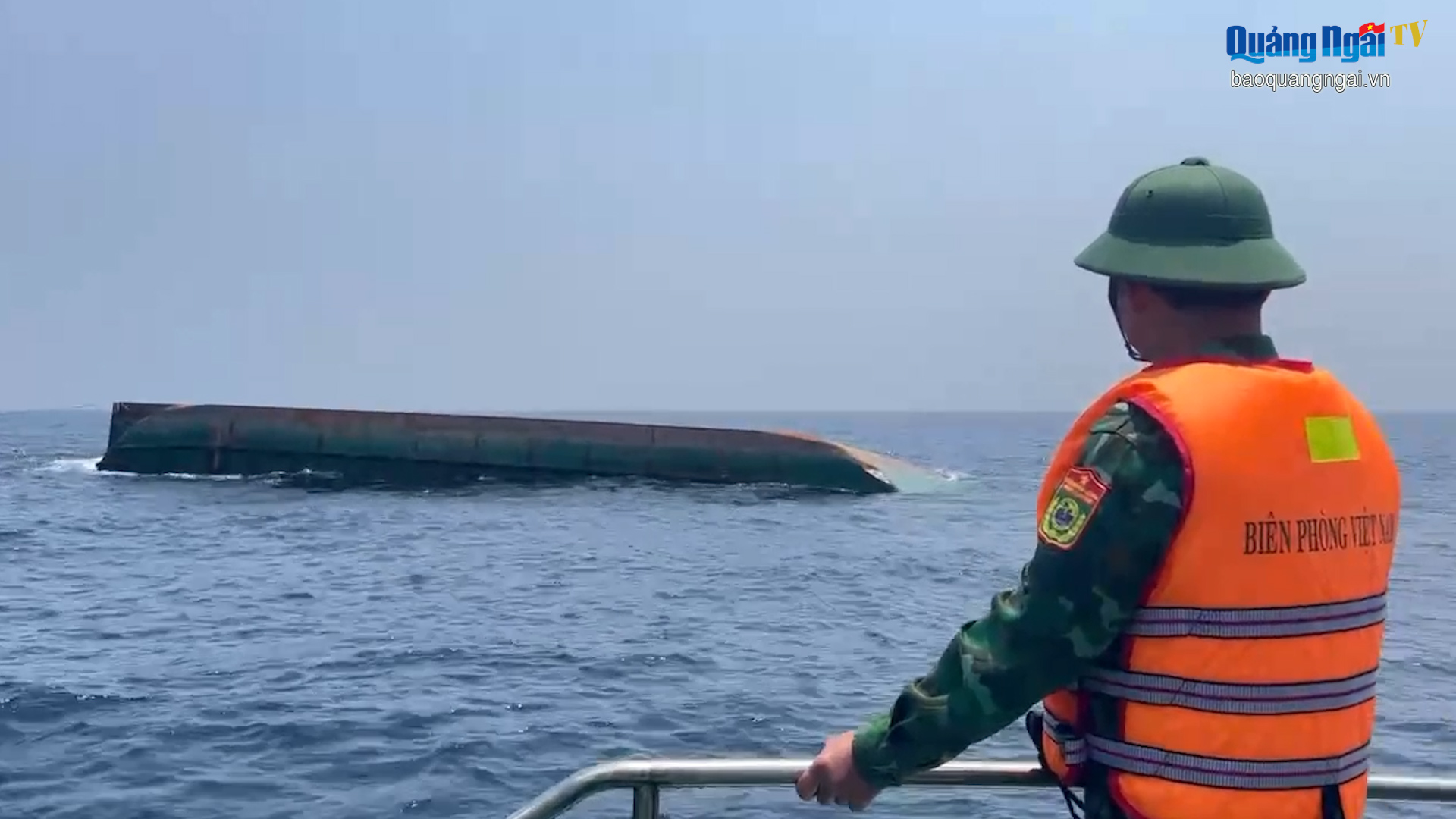 Tìm được 4 nạn nhân vụ lật sà lan trên biển