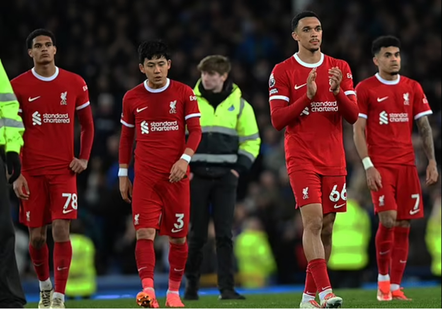 Trắng tay trận derby, Liverpool hụt hơi ở cuộc đua vô địch Anh