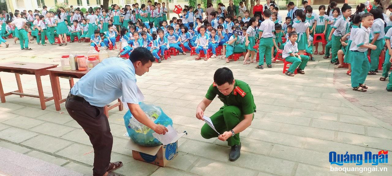 Nỗi lo an toàn vệ sinh thực phẩm trước cổng trường