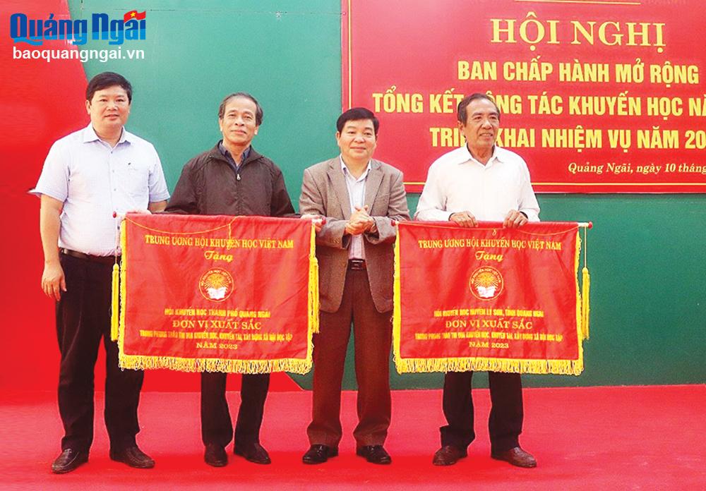 Phát triển phong trào khuyến học