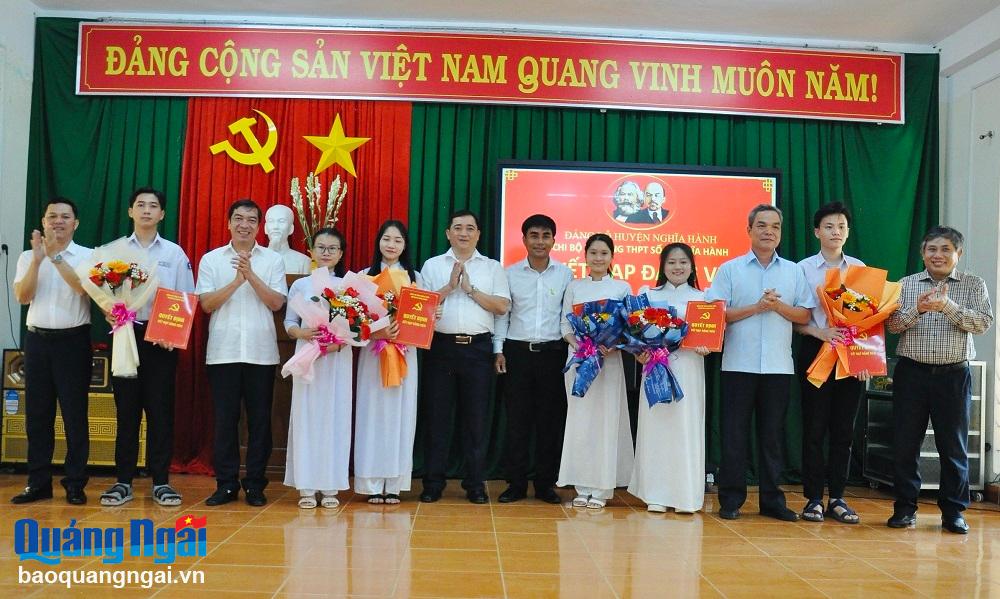 Nghĩa Hành kết nạp 6 học sinh ưu tú vào Đảng