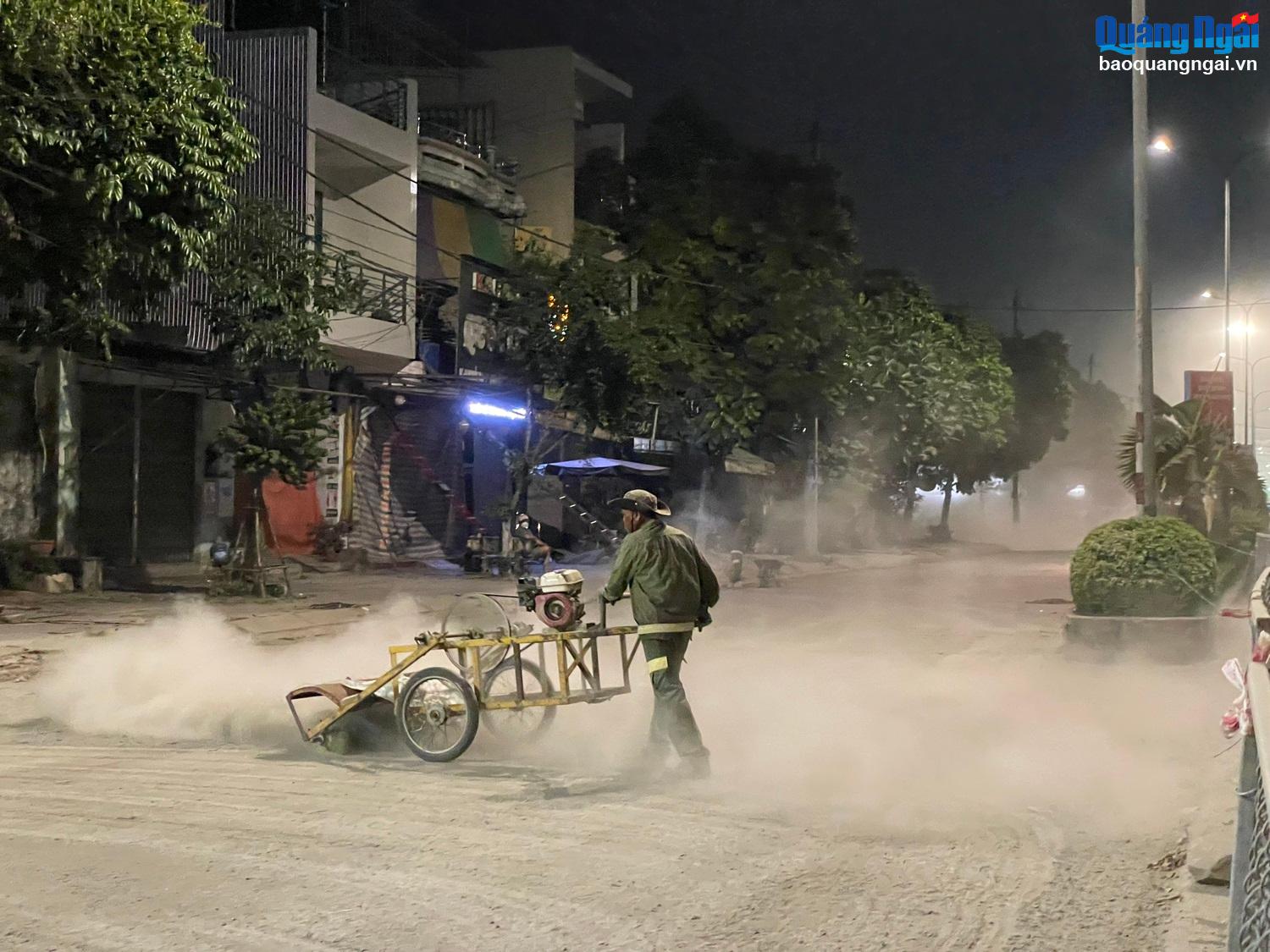 Người dân bức xúc vì thổi bụi thi công đường