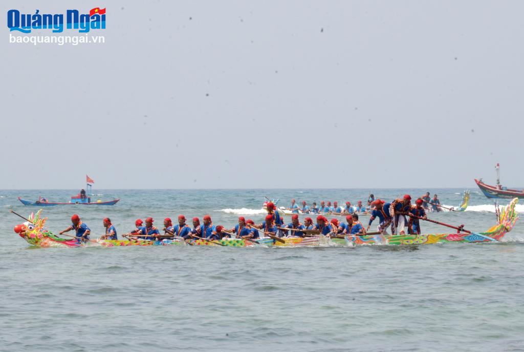 Đua thuyền truyền thống tứ linh ở Lý Sơn