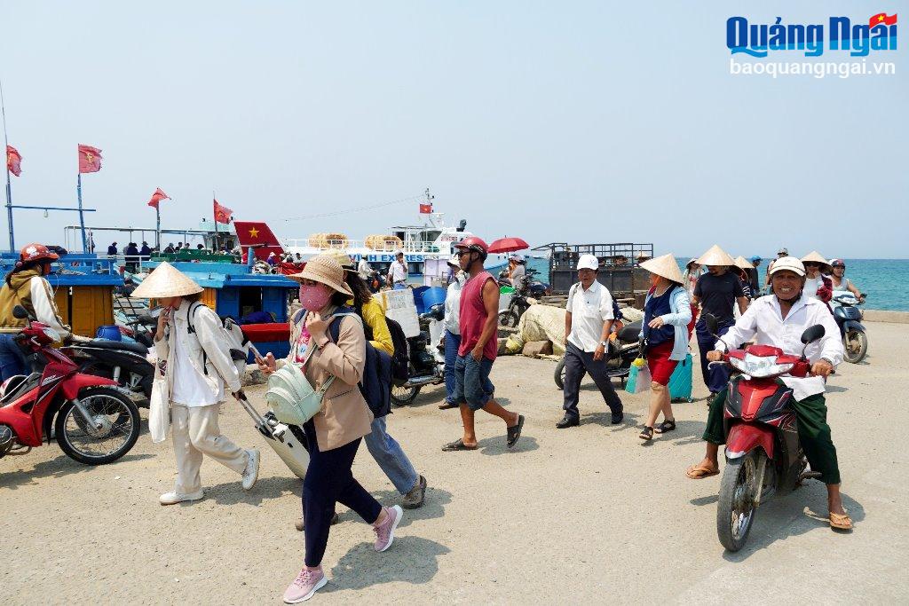 Lượng khách ra đảo Lý Sơn tăng cao