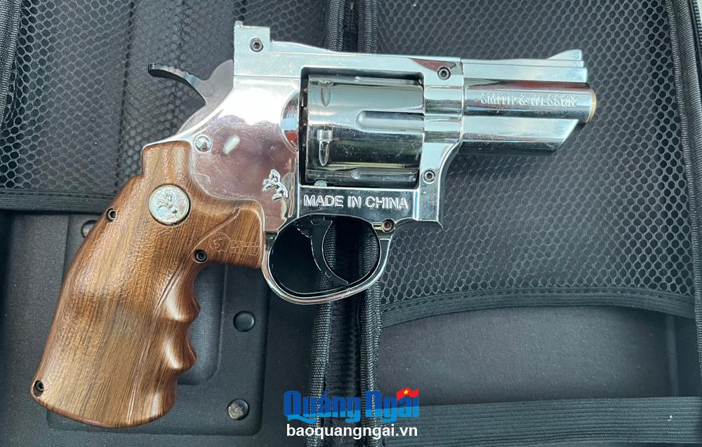 Bắt đối tượng tàng trữ trái phép vũ khí quân dụng