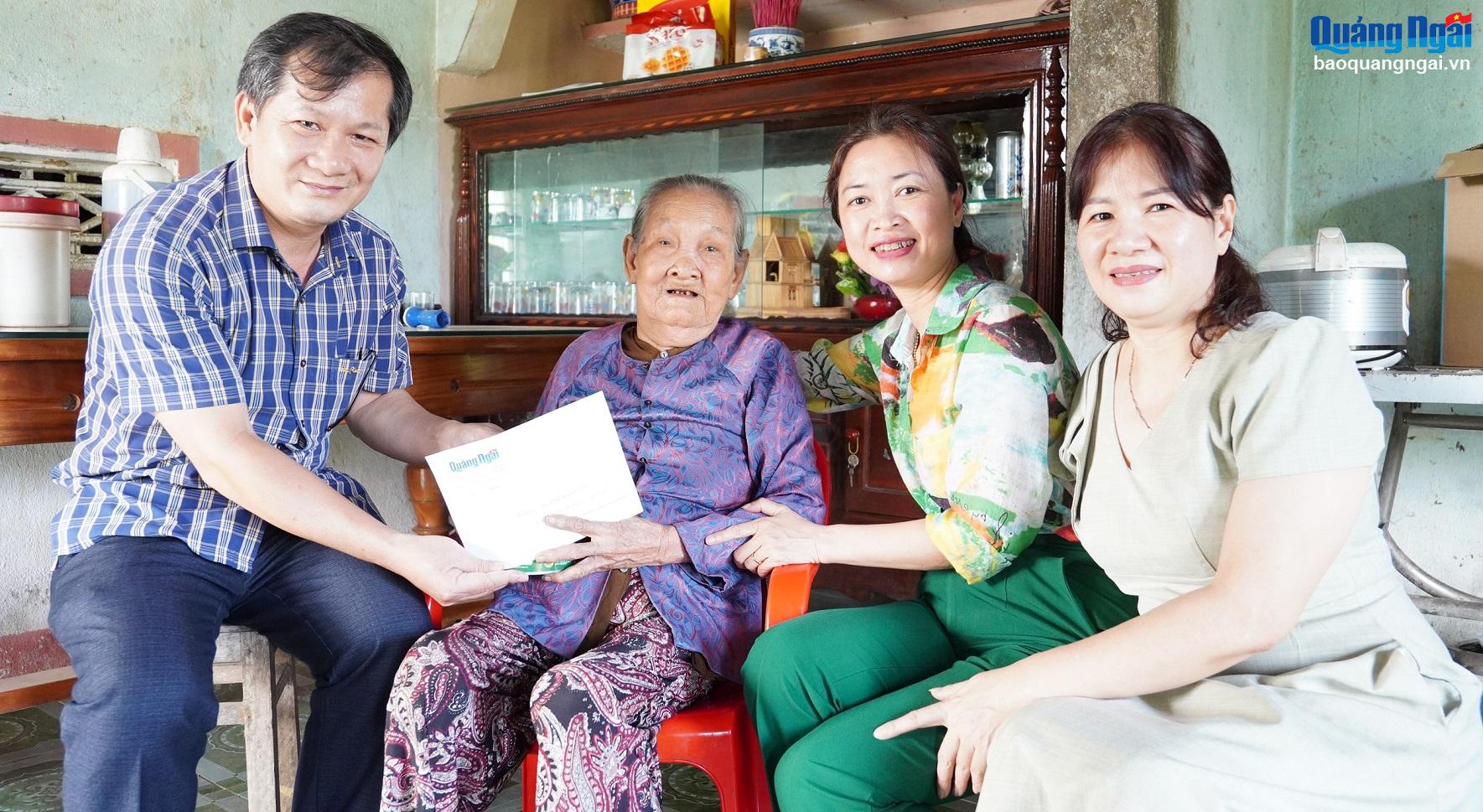 Báo Quảng Ngãi thăm, tặng quà Mẹ Việt Nam Anh hùng