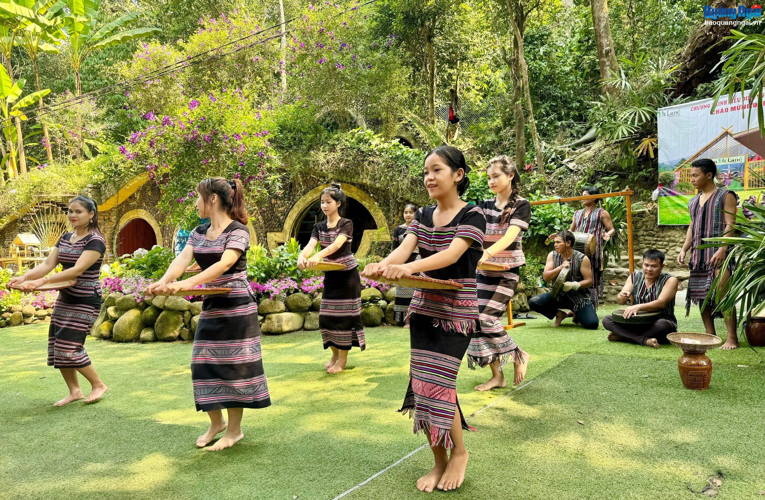 Biểu diễn nghệ thuật cồng chiêng Hrê mừng lễ 30/4 - 1/5