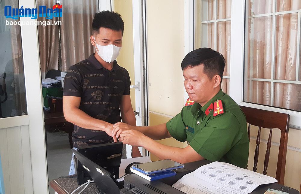 Đẩy mạnh phong trào “Tôi và bạn có ví điện tử VNeID”