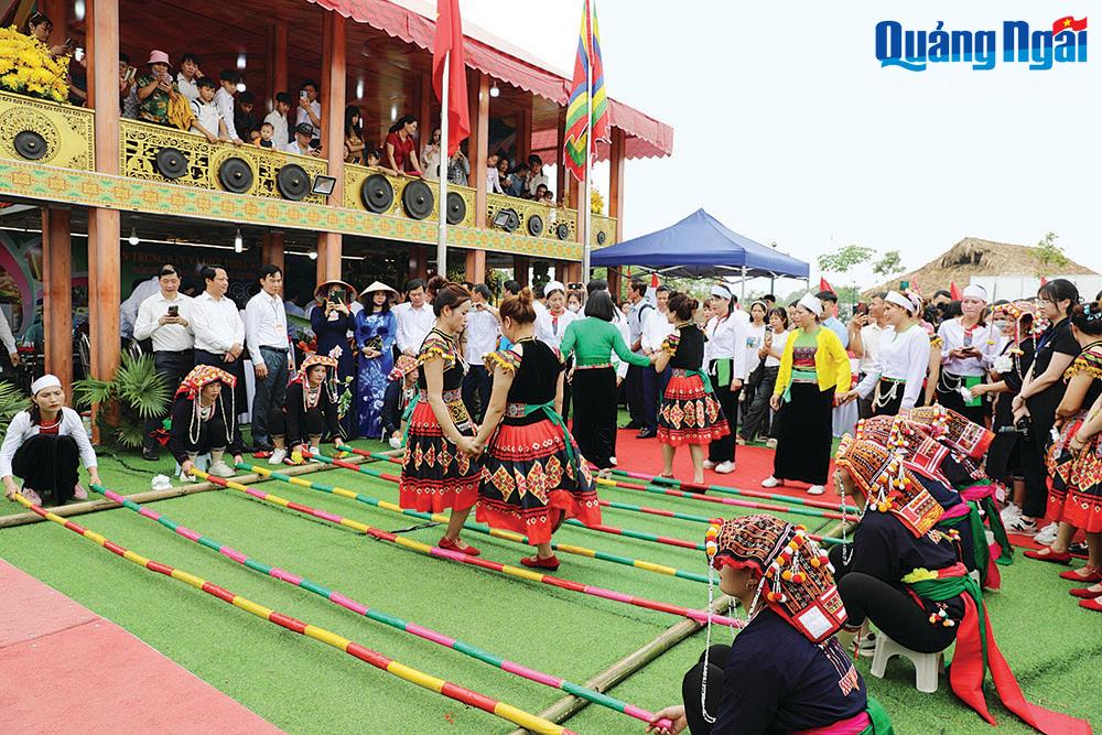 Về nơi đất Tổ  