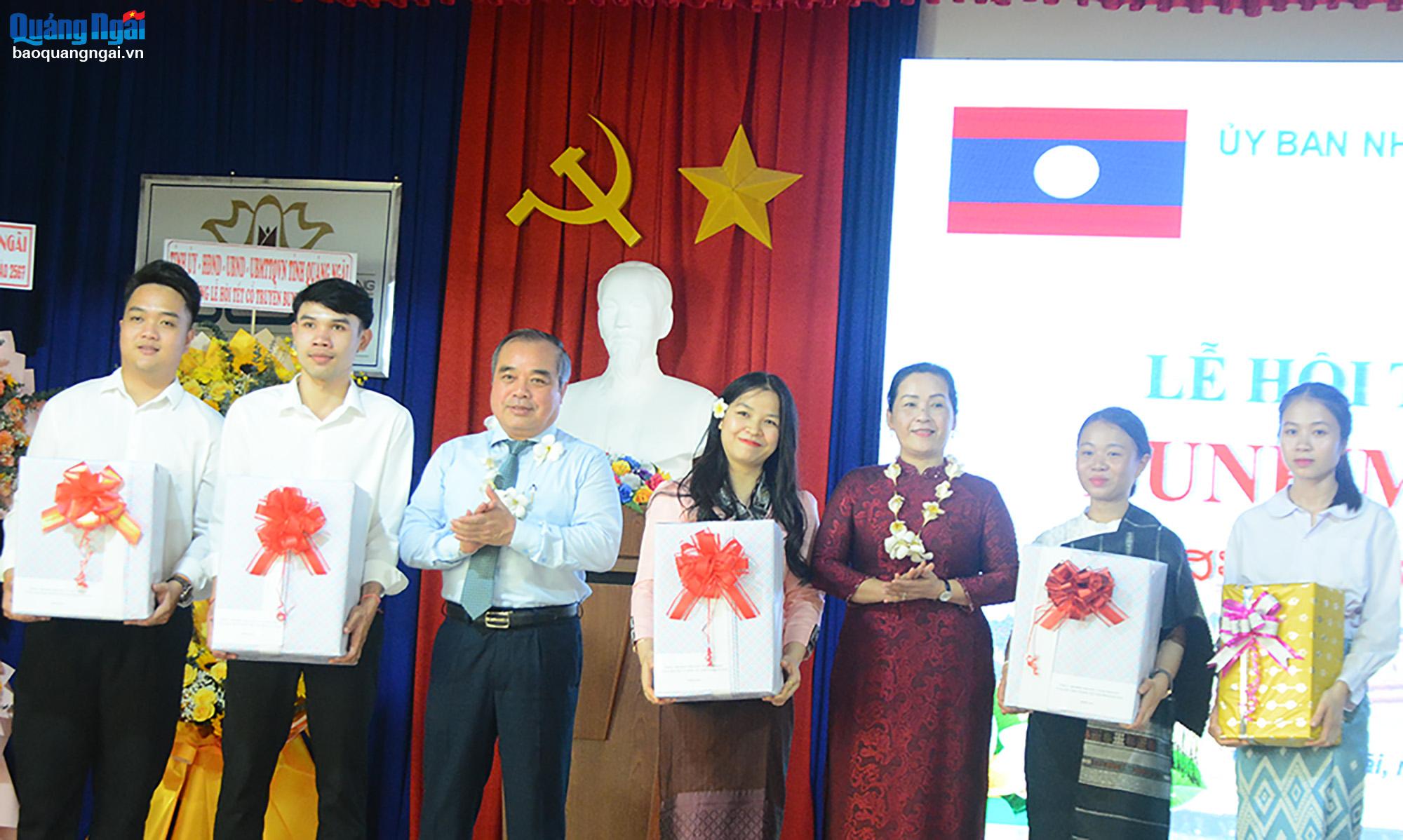 Lễ hội Tết cổ truyền Bunpimay cho sinh viên Lào