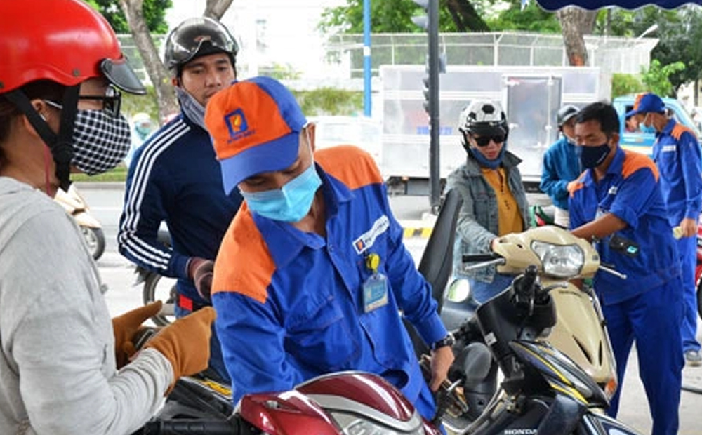 Giá xăng E5RON92 giảm 68 đồng/lít