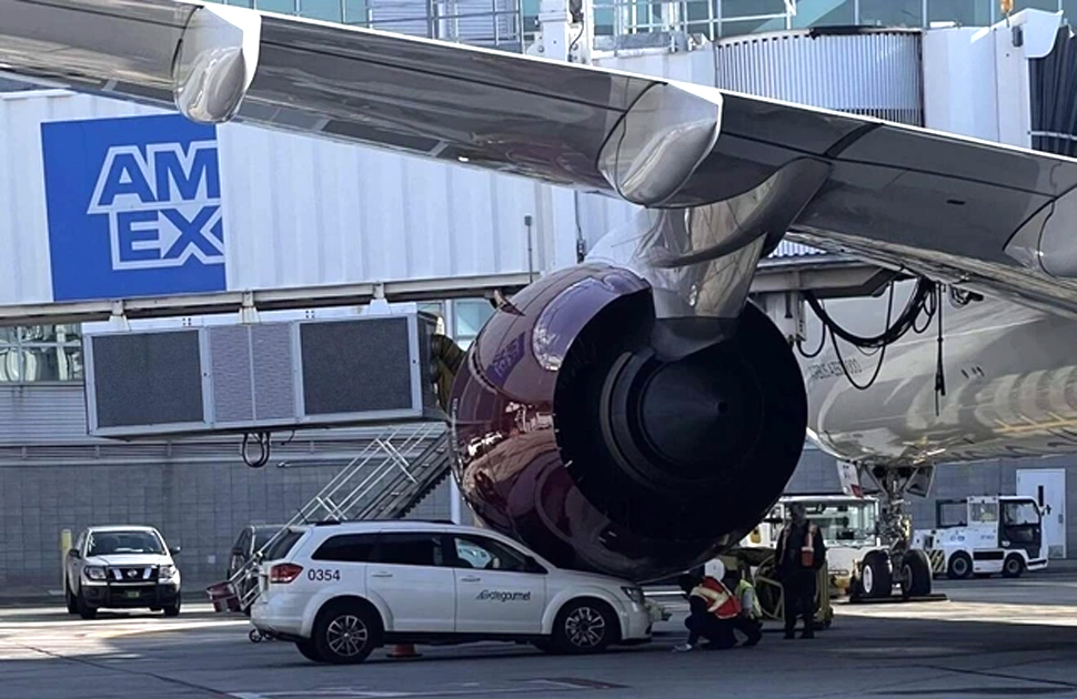 Hy hữu ô tô mắc kẹt dưới máy bay ở sân bay Mỹ