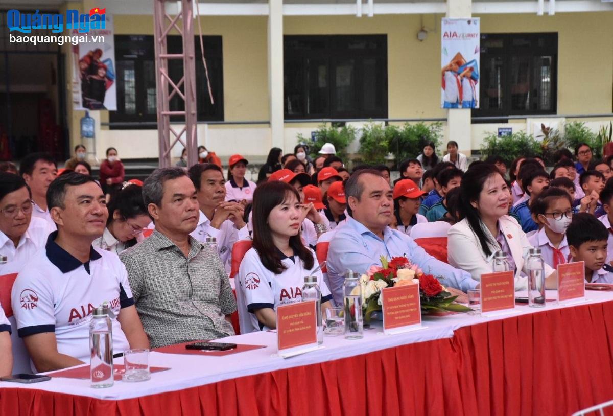 Tặng xe đạp cho trẻ em nghèo