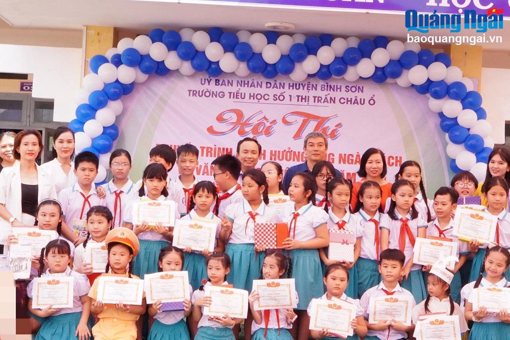 Kể chuyện theo sách với chủ đề: Tri ân quê hương, đất nước