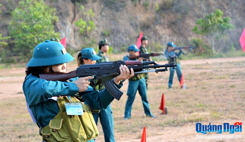 [Photos]. Dân quân tự vệ tranh tài bắn súng quân dụng