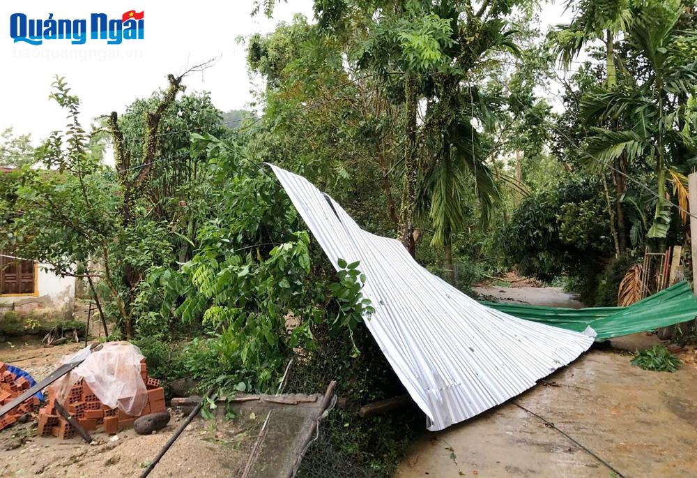 Trên 95 nhà dân tại Ba Tơ bị tốc mái, hư hại nặng do mưa, dông lốc