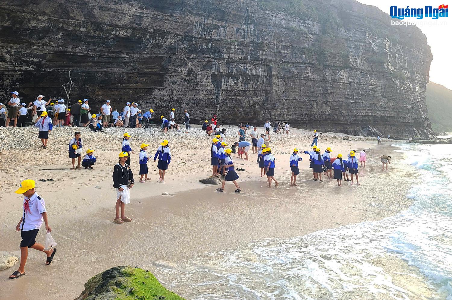 Hơn 2.000 du khách đến Lý Sơn trong ngày 5/4/2025