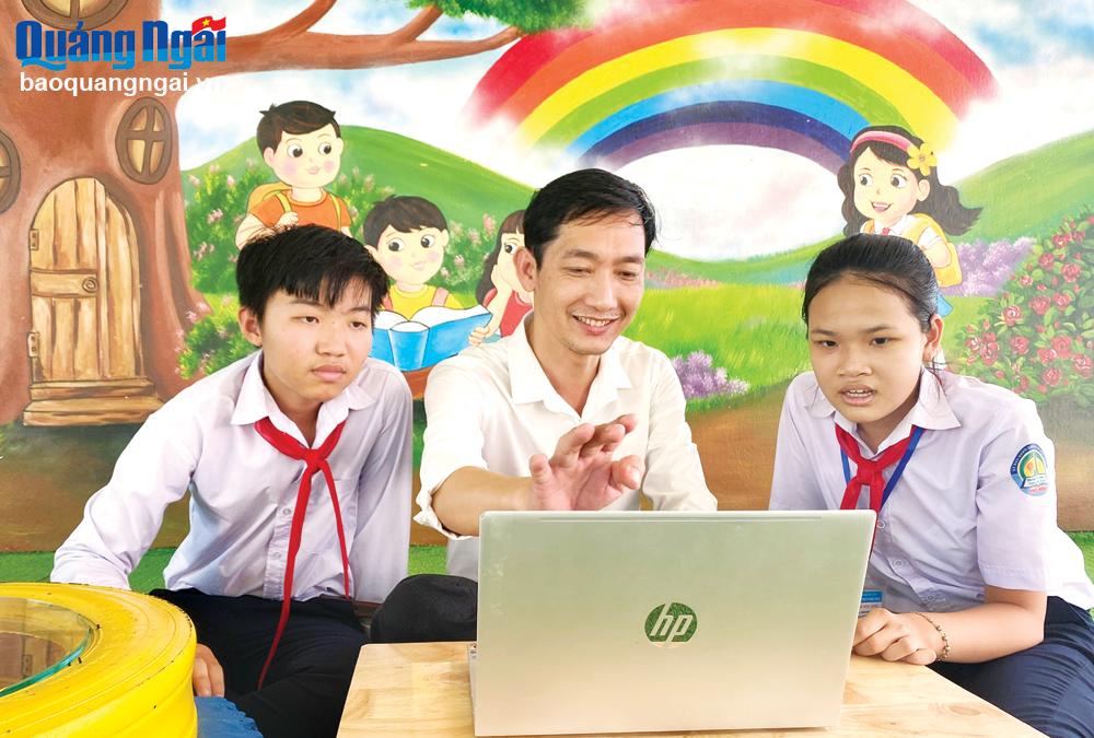 Học sinh sáng chế máy theo dõi sức khỏe