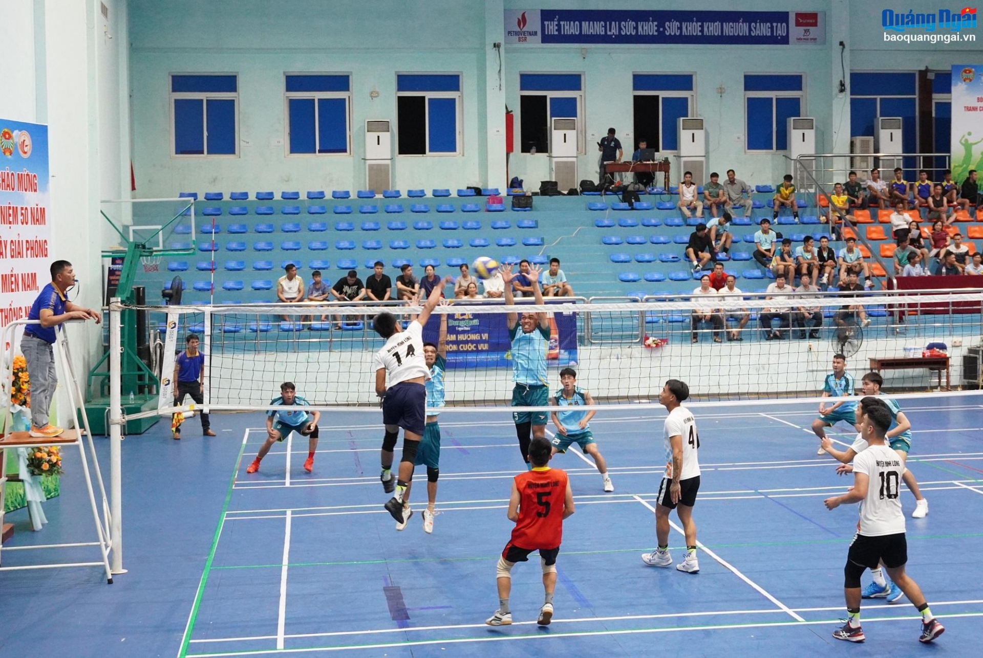 Giải Bóng chuyền truyền thống nông dân tranh cúp “Bông lúa vàng” 