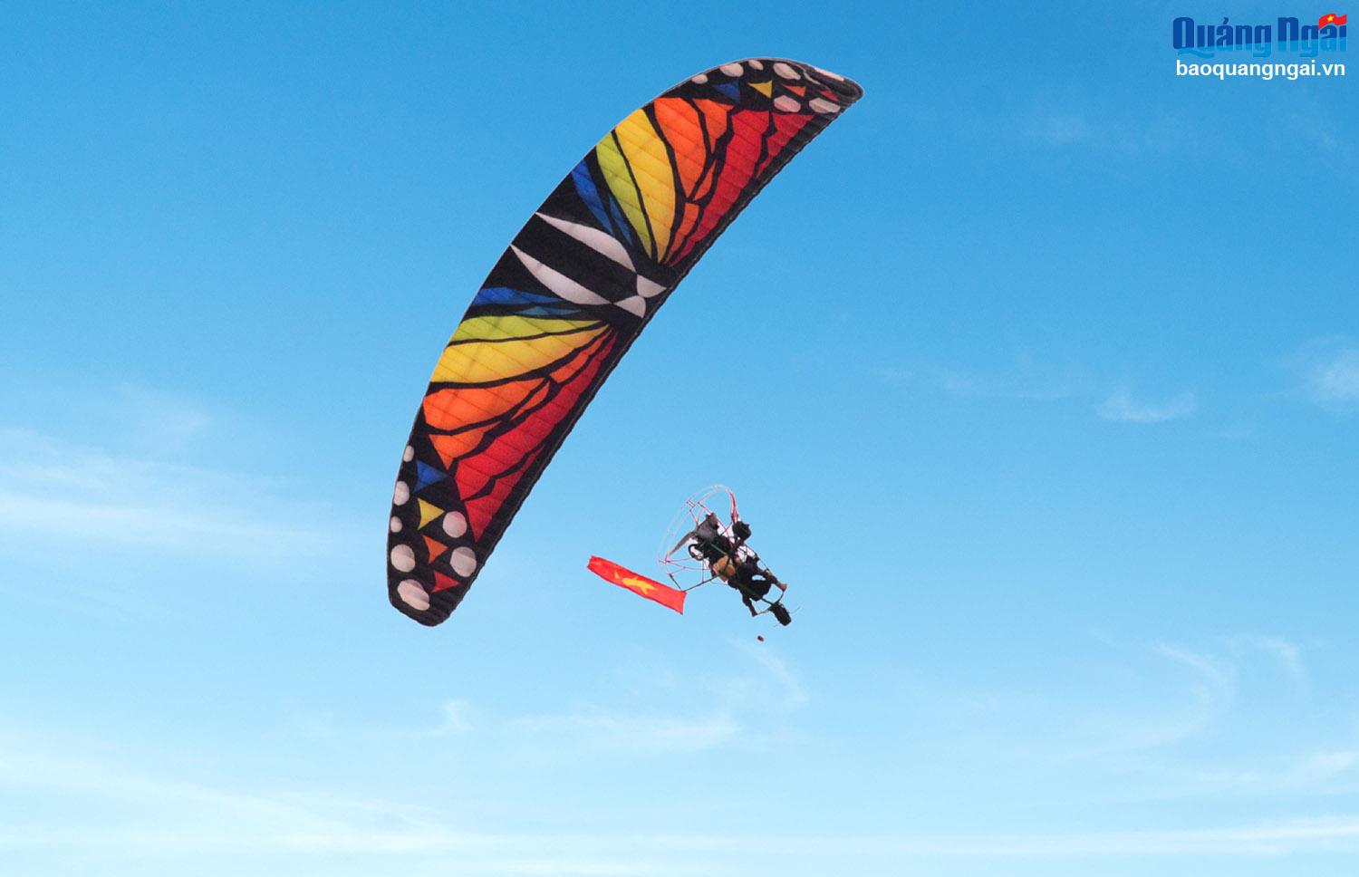 Trình diễn dù lượn ở TP.Quảng Ngãi