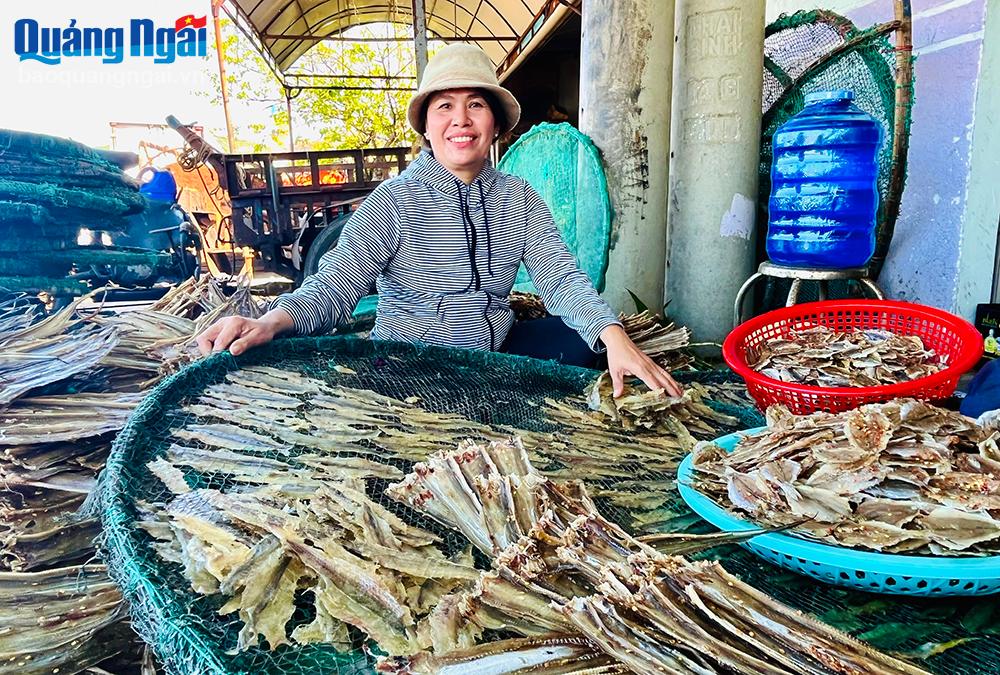 Người phụ nữ làng biển năng động