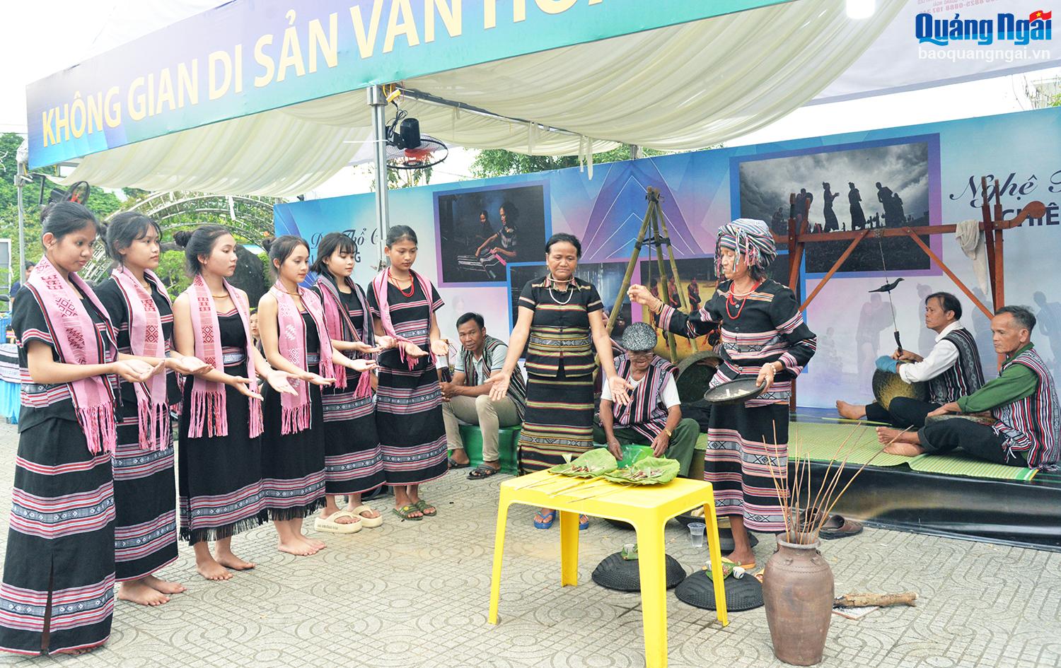 Độc đáo lễ cúng vào nhà mới của người Hrê