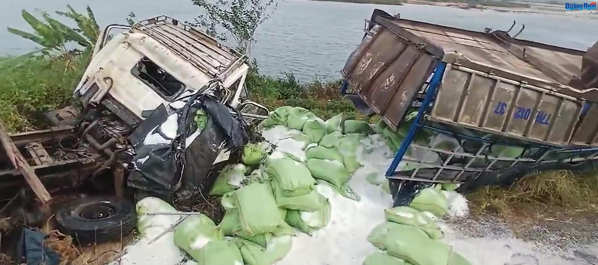 Xe tải chở muối gặp nạn ở xã Nghĩa Dũng