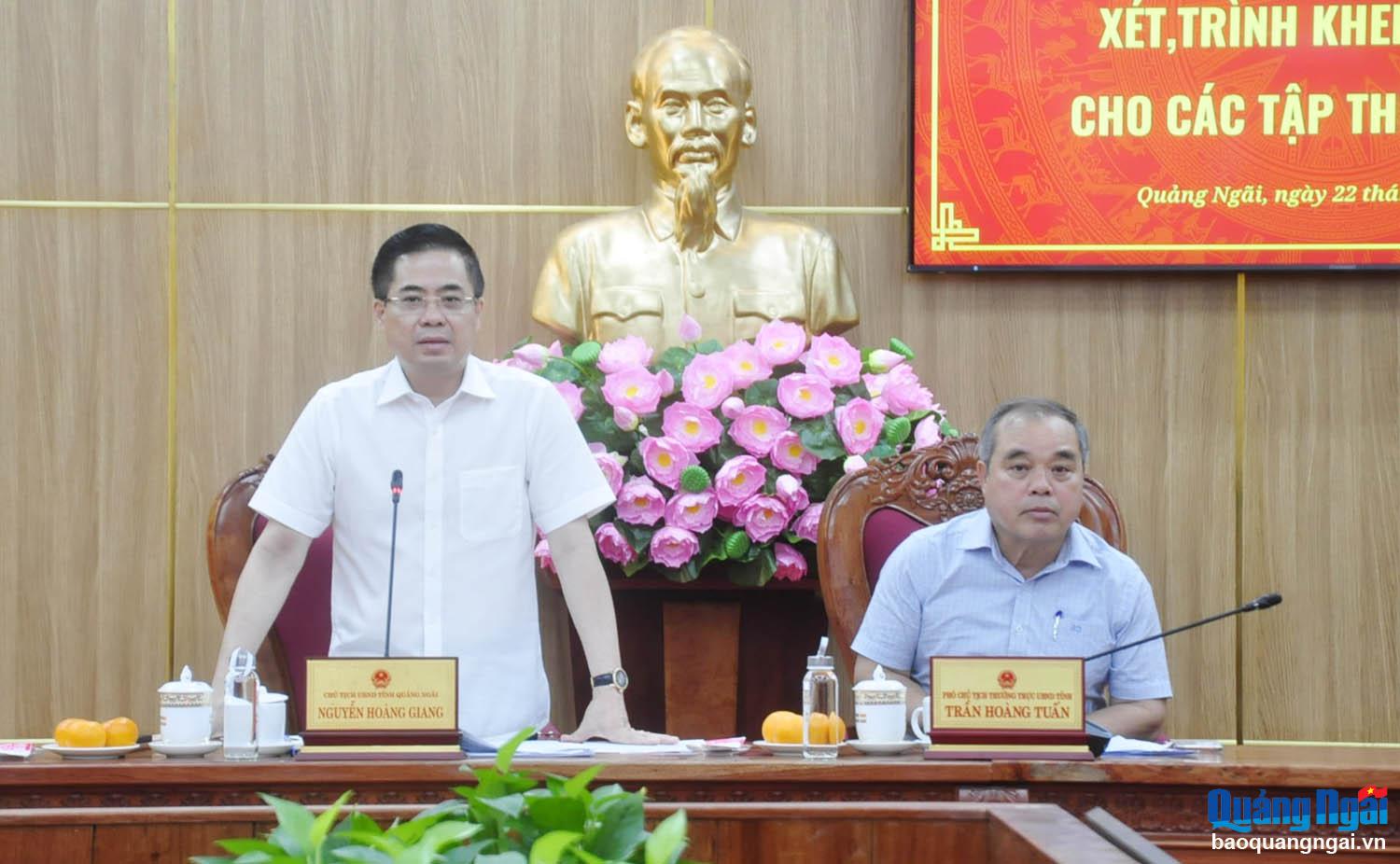 Họp xét khen thưởng cho các tập thể, cá nhân