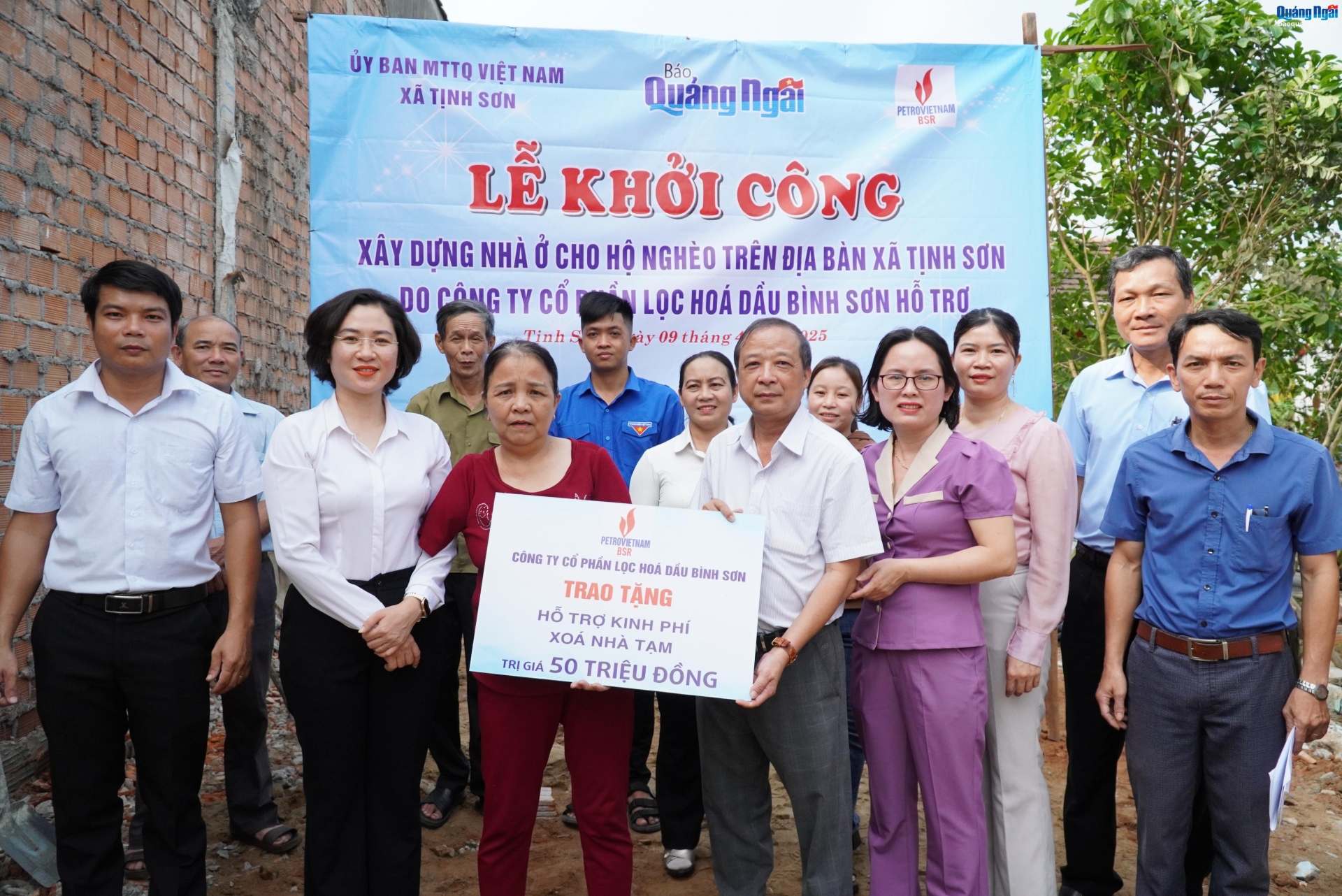 Báo Quảng Ngãi trao kinh phí hỗ trợ xây dựng nhà ở cho hộ có hoàn cảnh khăn