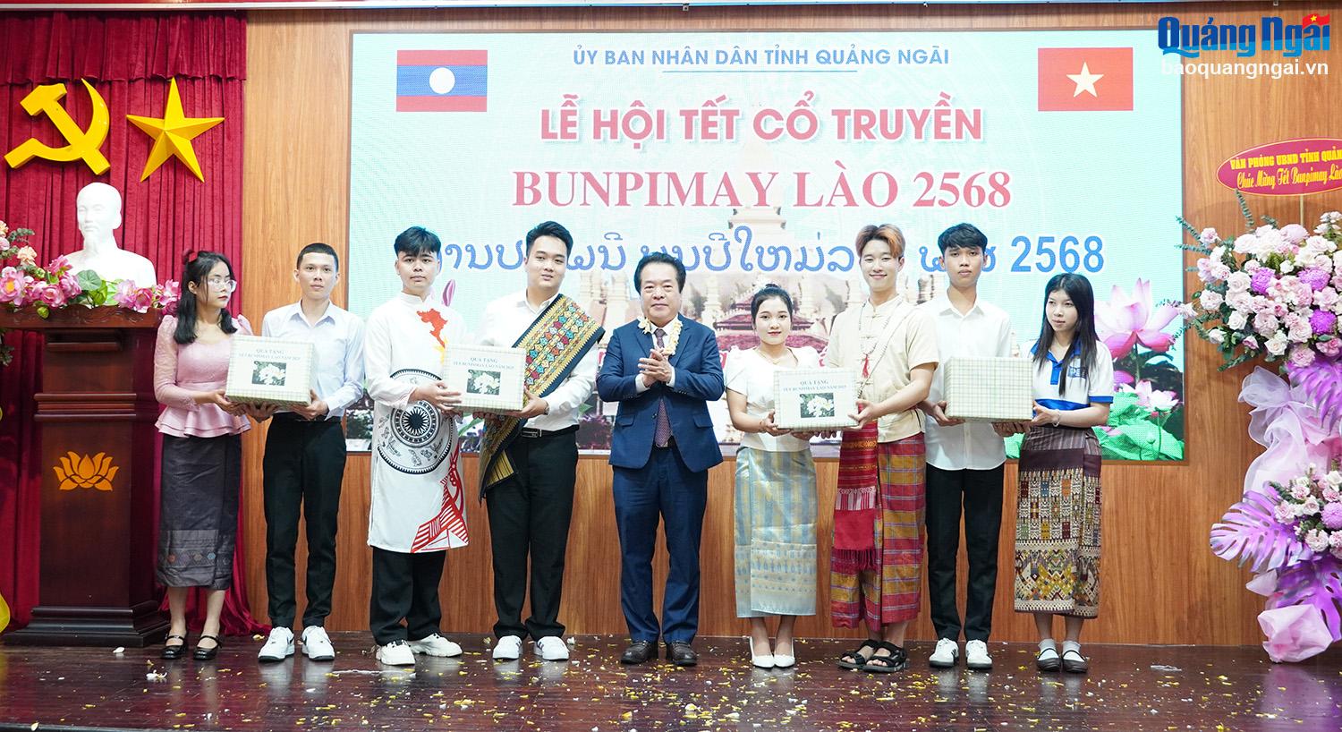 Lễ hội Tết cổ truyền Bunpimay cho sinh viên Lào