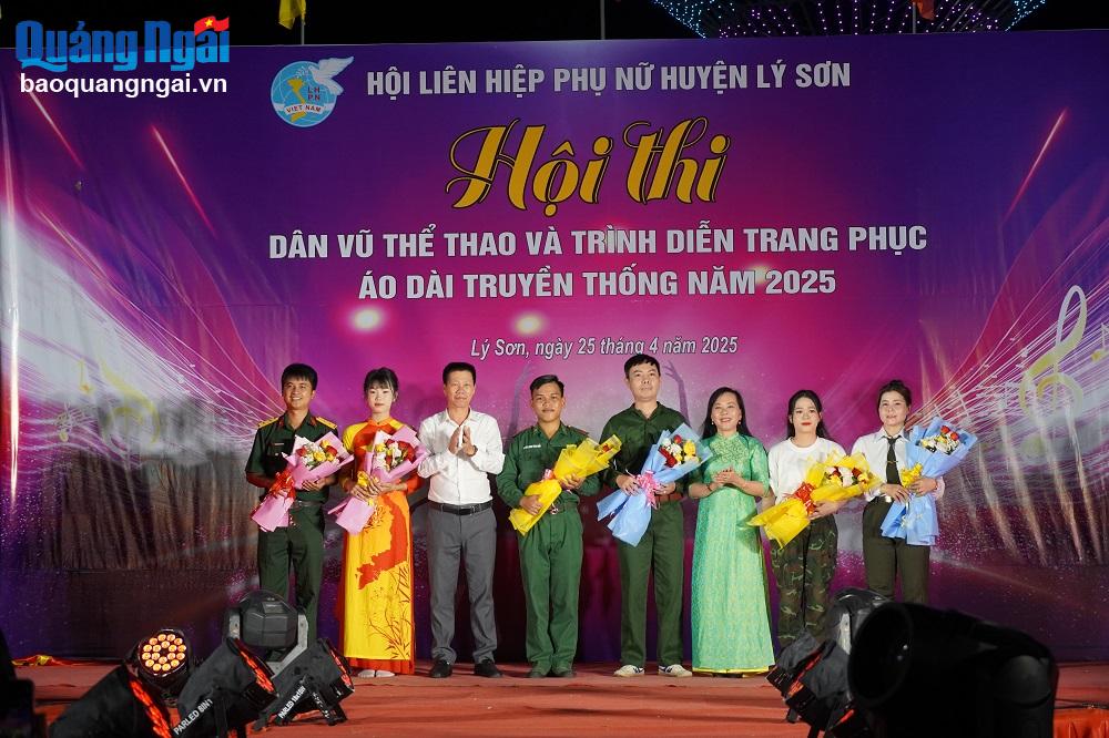Sôi nổi Hội thi Dân vũ thể thao và trình diễn trang phục áo dài truyền thống