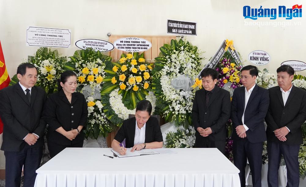 Lãnh đạo tỉnh viếng đồng chí Khamtay Siphandone