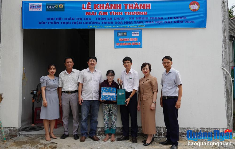 Bàn giao nhà cho hộ có hoàn cảnh khó khăn ở xã Nghĩa Trung