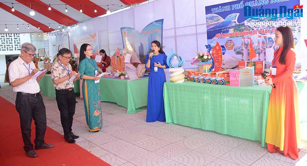 Hội thi xếp sách nghệ thuật và thiếu nhi vẽ tranh theo sách năm 2025