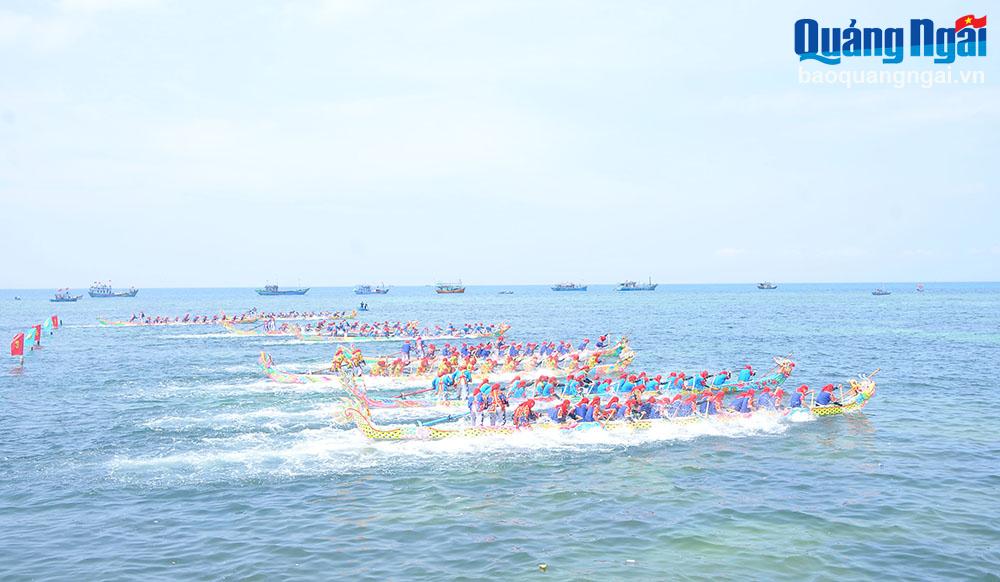 Hấp dẫn Hội đua thuyền truyền thống tứ linh Lý Sơn