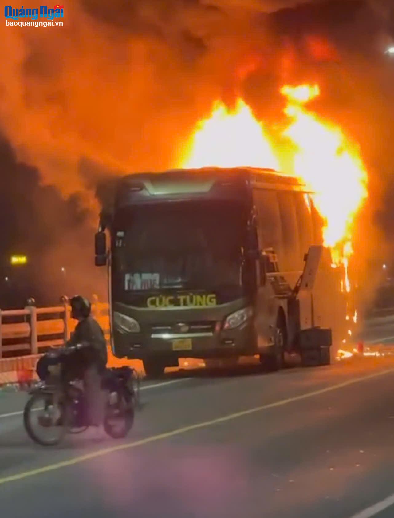 Xe khách bất ngờ bốc cháy trên cầu Trà Khúc 2