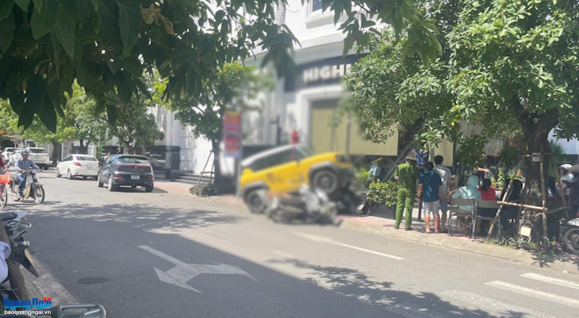 Ô tô điện mất lái tông hàng loạt xe máy